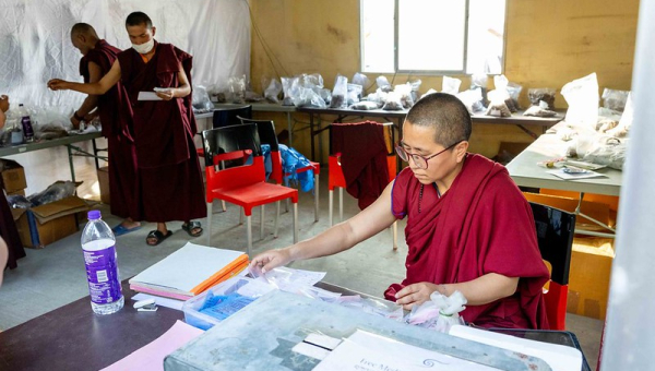 ༄༅། །བཀའ་བརྒྱུད་སྨོན་ལམ་ཆེན་མོའི་སྐབས་༣༩་པའི་རིན་མེད་སྨན་སྦྱིན་མཛད་རིམ།